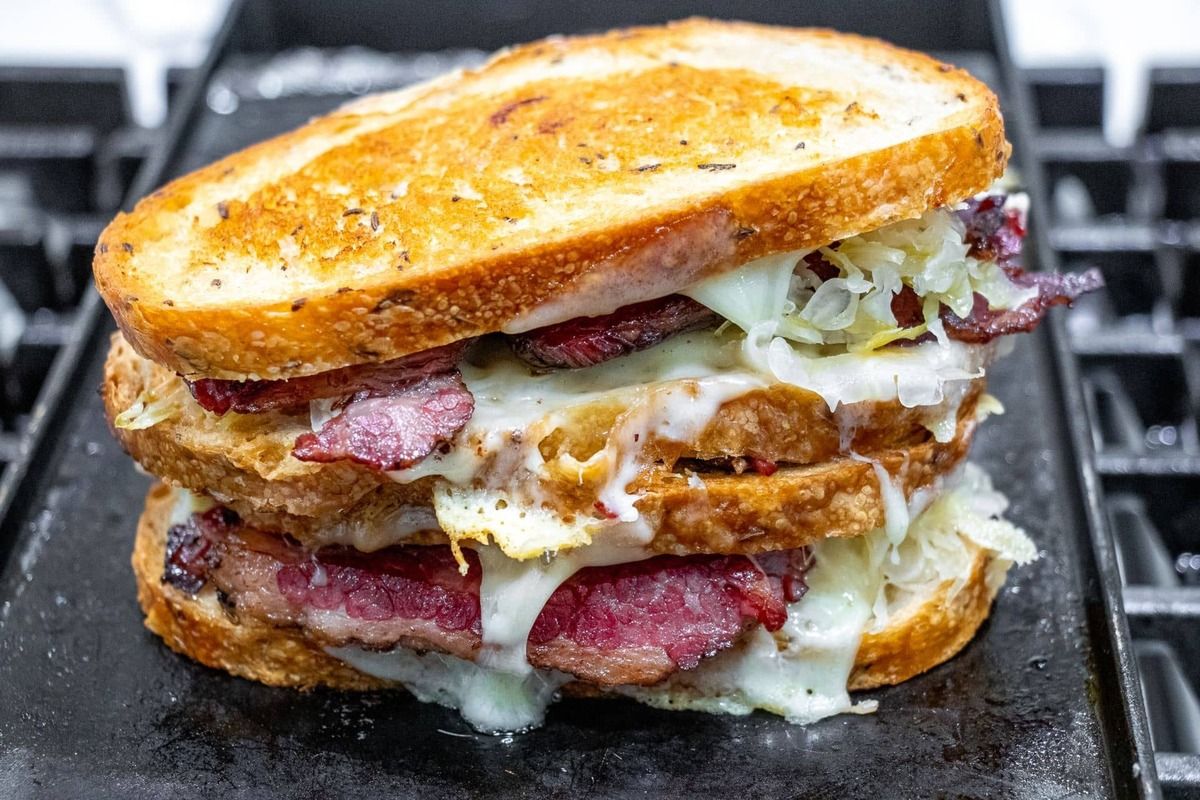 hitaassa-keittimessa-valmistettavat-corned-beef-reuben-voileivat-resepti