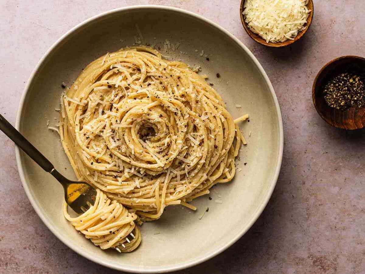 spaghetti-cacio-e-pepe-resepti